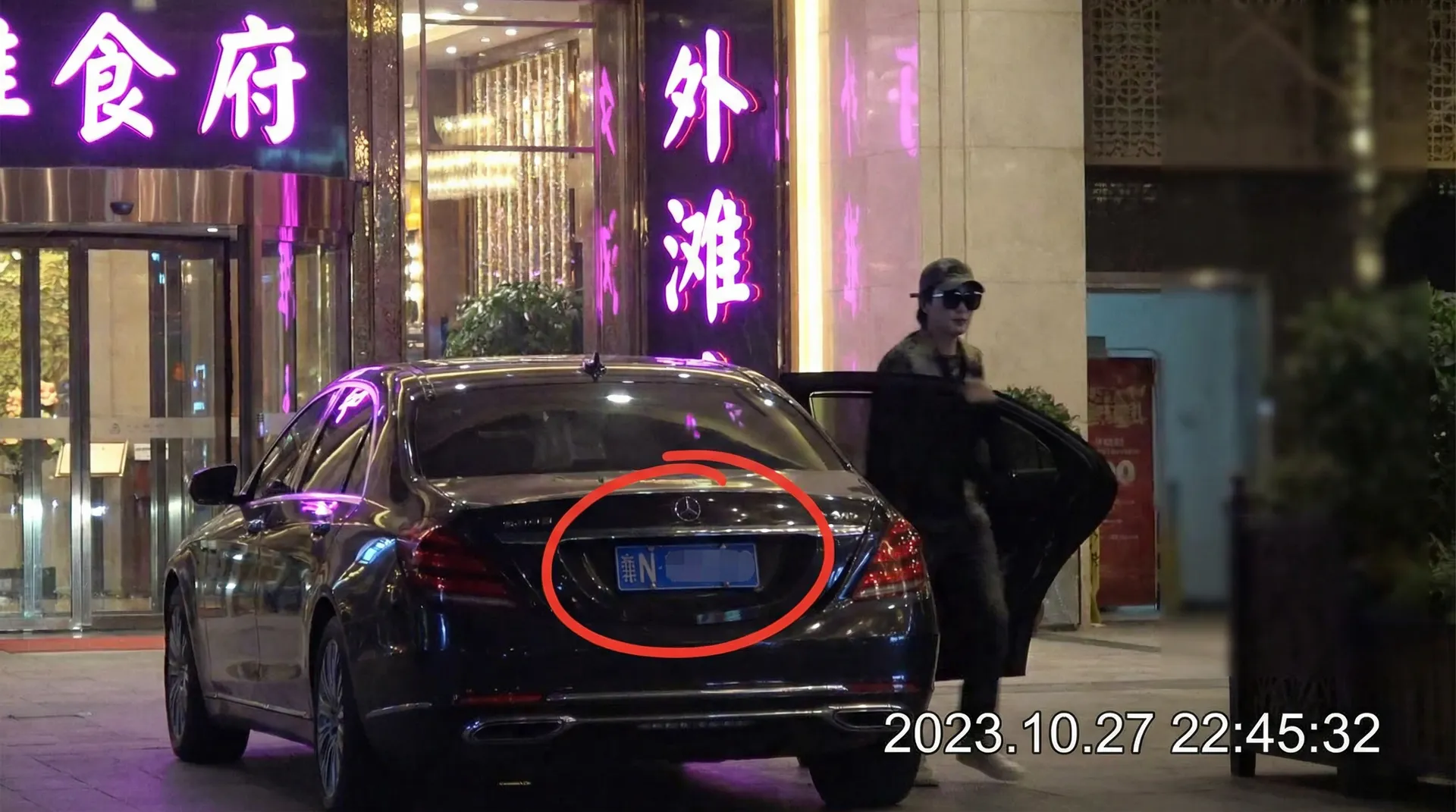 希岛爱理 - 豪车餐厅外偷拍